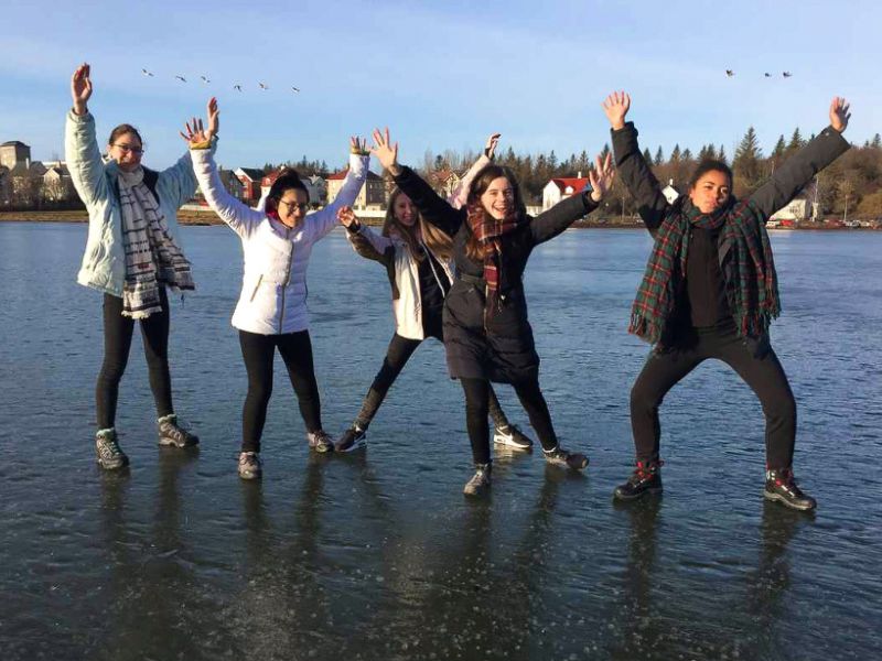 Groupe de jeunes qui prend la pose en colo de vacances en Islande cet hiver