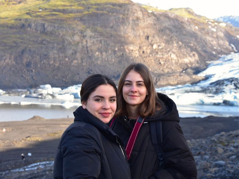 Deux jeunes filles en colonie de vacances cet hiver en Islande