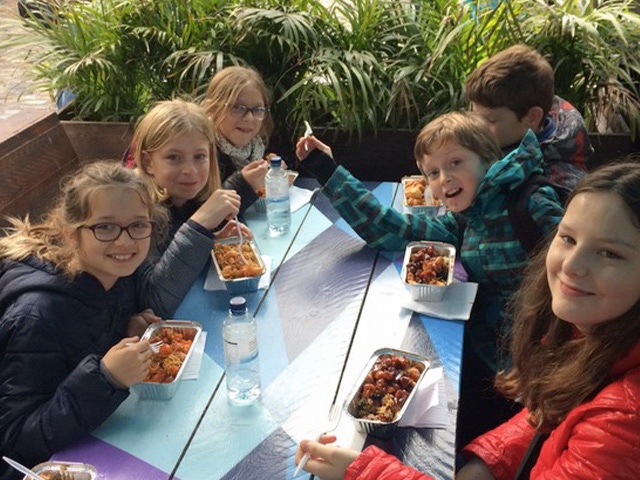 photo groupe jeunes repas sejour londres hiver