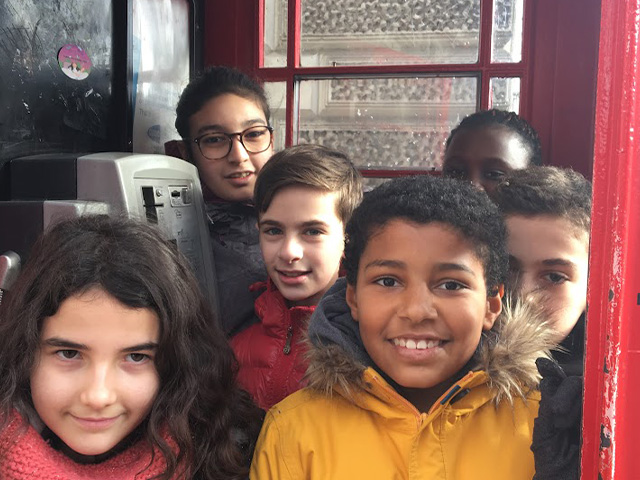 photo groupe enfants cabine telephonique londonienne sejour hiver