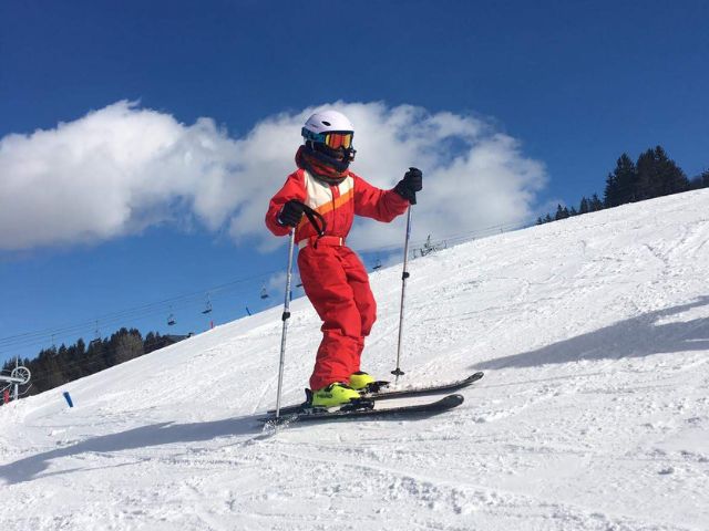 Jeune garçon qui prend des cours de ski en colonie de vacances cet hiver