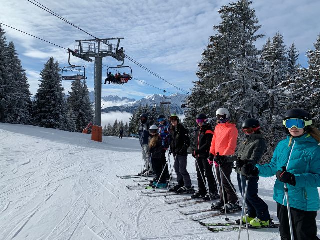 Groupe de jeunes de 8 à 15 ans en colo de vacances cet hiver