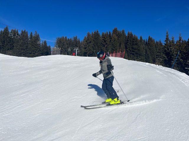 Activité ski en colo de vacances cet hiver dans les Alpes
