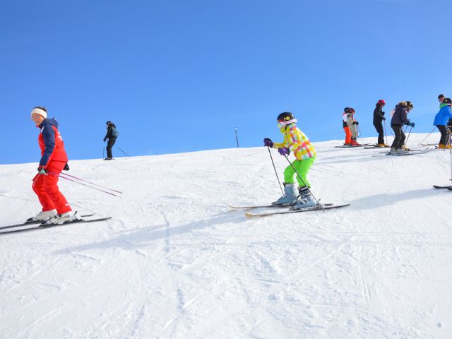 Jeune fille en cours de ski ESF en colonie de vacances cet hiver