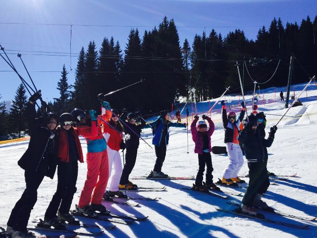 Groupe de jeunes en colo de vacances Ski cet hiver qui s'amuse en colo