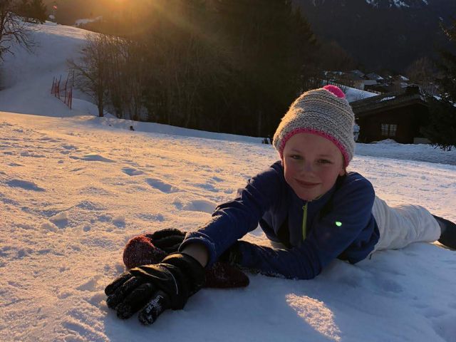 Jeune garçon en colo de vacances qui profite de ses vacances dans les Alpes