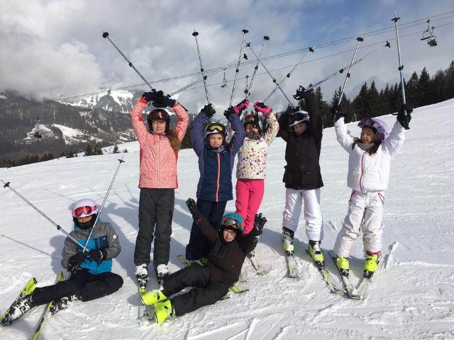 Groupe de jeunes en colonie de vacances cet hiver dans les Alpes