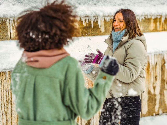 Jeune filles de 15 ans en colo de vacances Ski qui s'amusent dans la neige