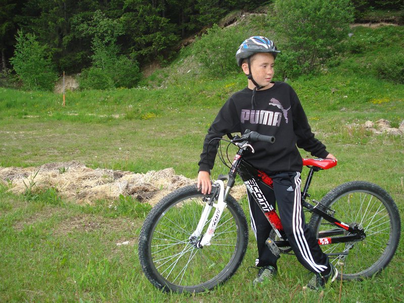 Enfant à vélo à la campagne