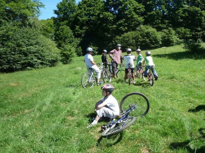 Groupe d’enfants en rando à vélo