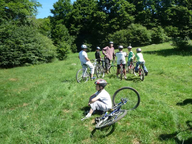 Groupe d’enfants en rando à vélo