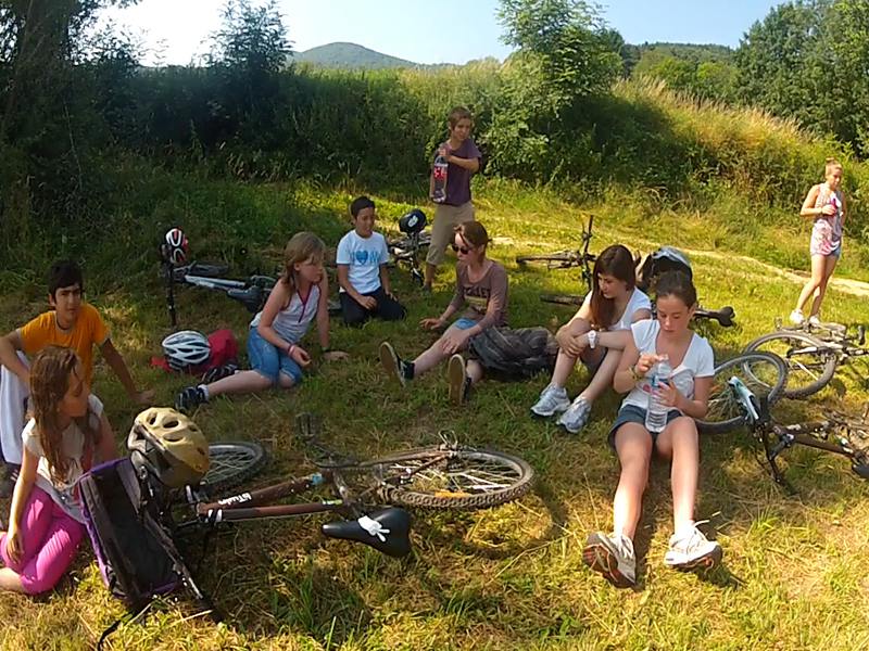 Groupe d'enfants à vélo en campagne 