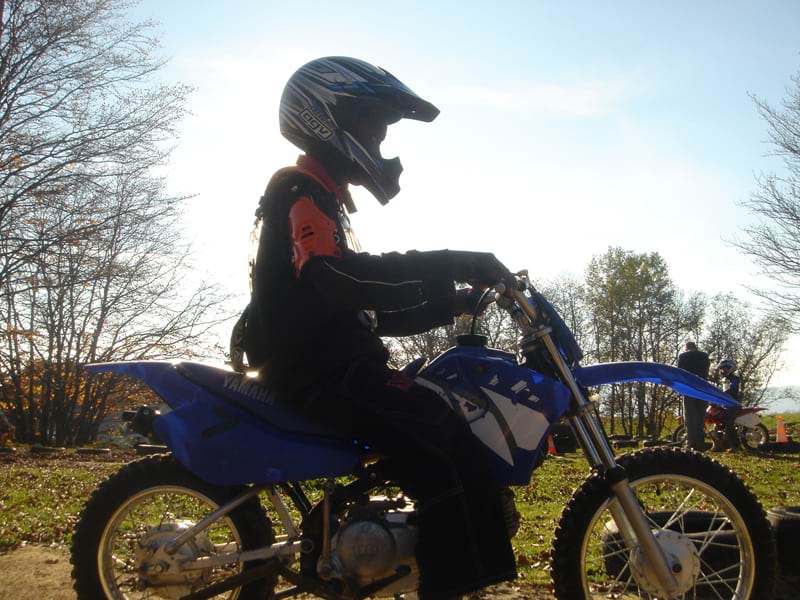 enfant faisant de la moto électrique en colonie de vacances ce noel