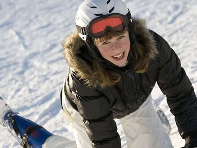 Portrait d'une adolescente en vacances à la montagne