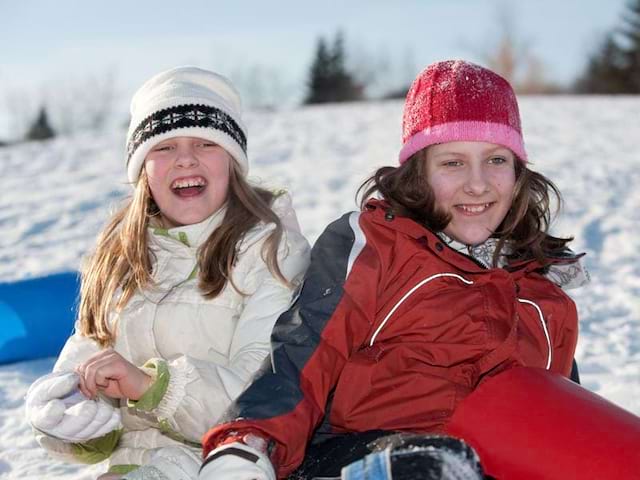 Adolescentes assises dans la neige