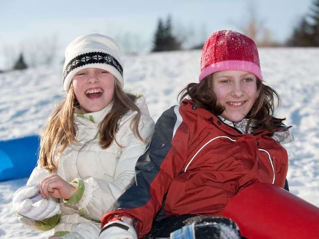 Adolescentes assises dans la neige