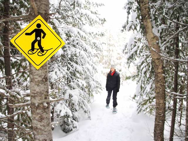 Adolescent en balade à raquettes à neige