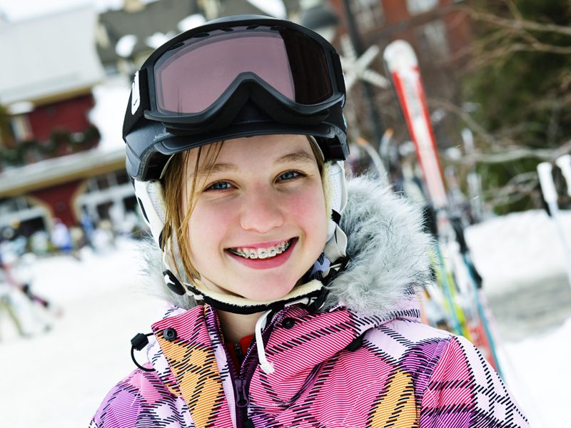 Portrait d'une jeune fille sur les pistes de ski