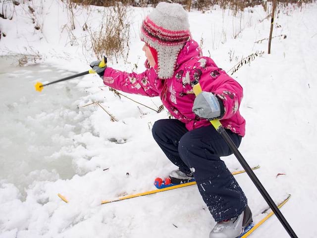 Jeune fille à ski à la neige