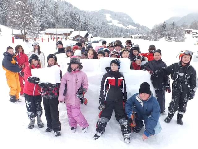 Groupe d'enfants à la neige en colonie de vacances