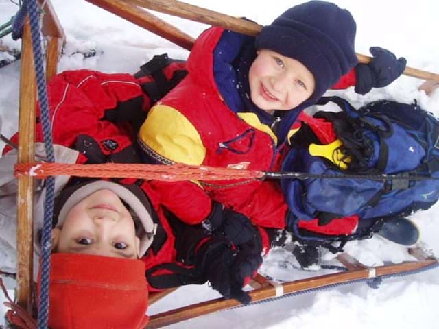 Enfants dans un traîneaux à la neige