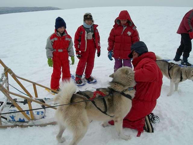 Enfants se préparant à faire du traîneaux à chiens