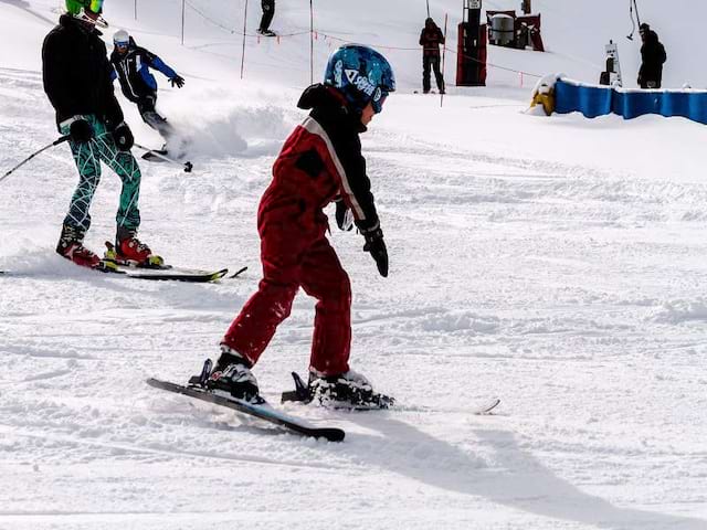 Enfant apprenant à skier