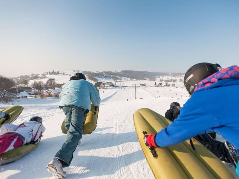 Enfants s'amusant sur des luges gonflables