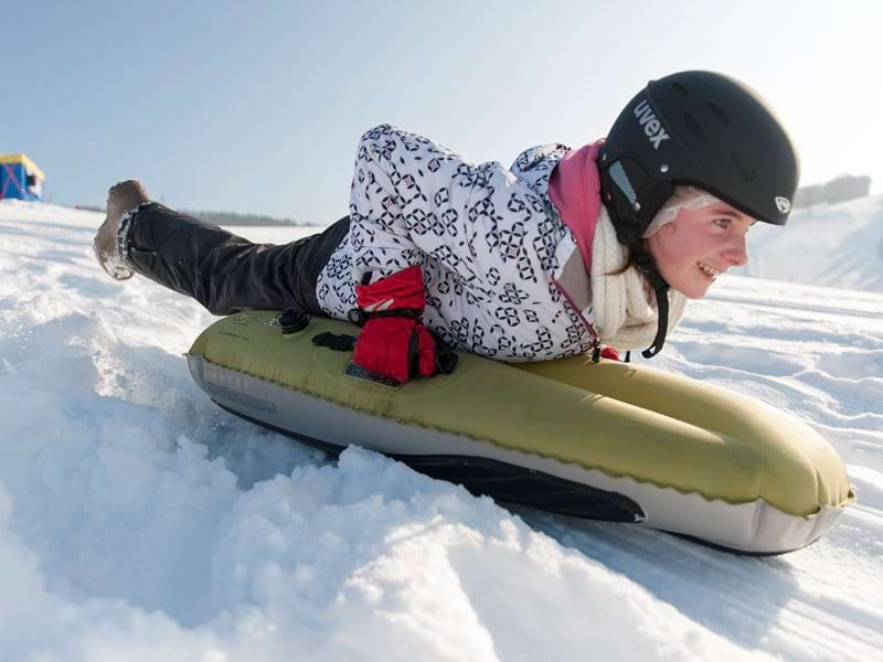 Adolescente qui fait de la luge
