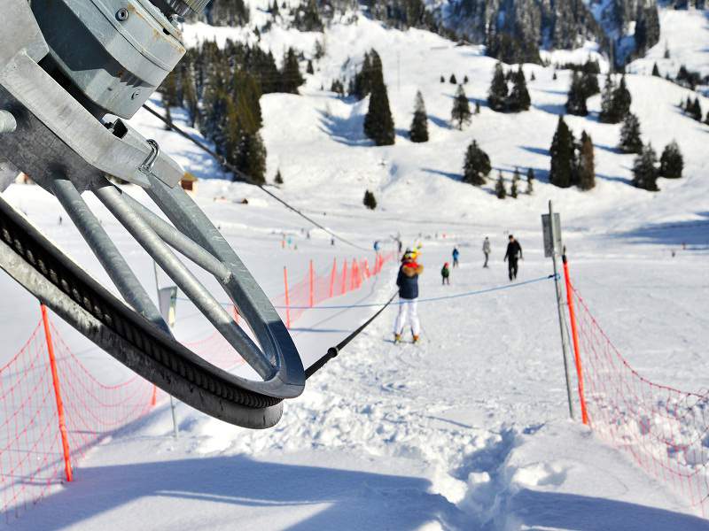 Enfant qui apprend à skier en colonie de vacances