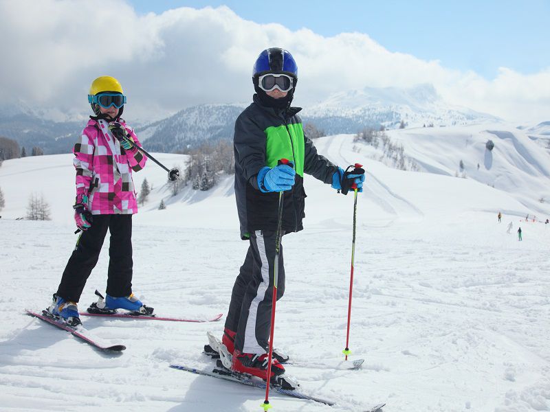 Deux enfants en train de faire du ski
