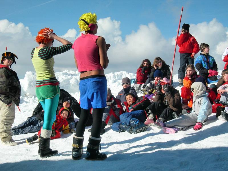 Animateurs de colonies de vacances déguisés sur les pistes de ski