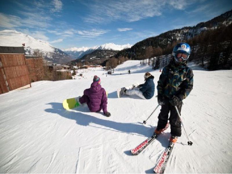 Jeunes sur les pistes pratiquant le ski et le snowboard