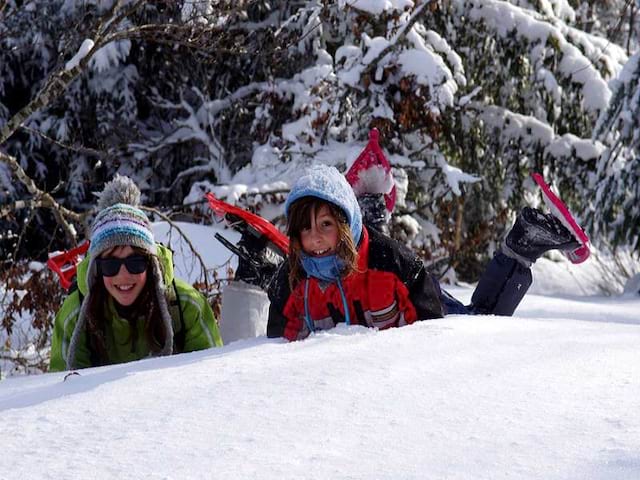 Portrait de jeunes filles dans la neige