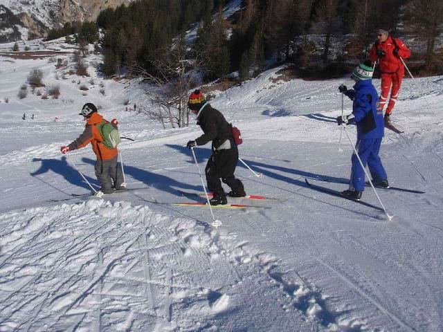 Enfants faisant du ski en colonie de vacances