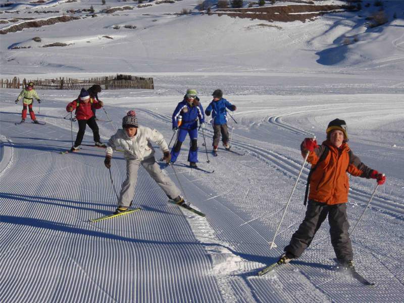 Groupe d'enfants à ski 