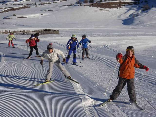 Groupe d'enfants à ski 