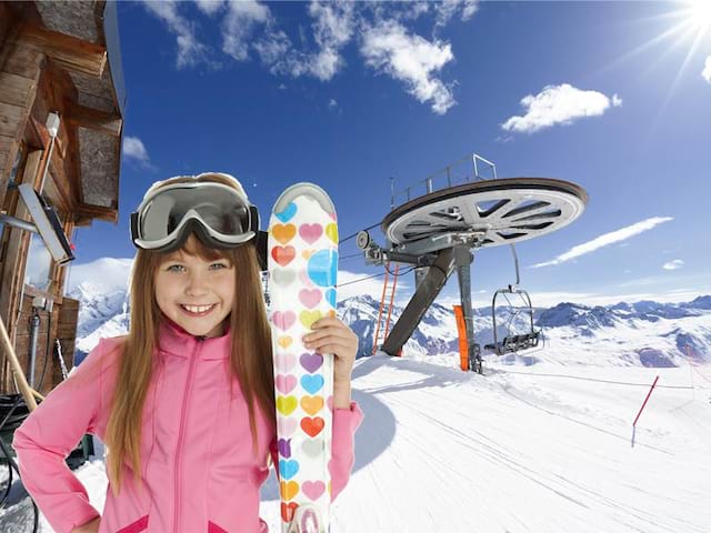 Jeune fille tenant ses skis 