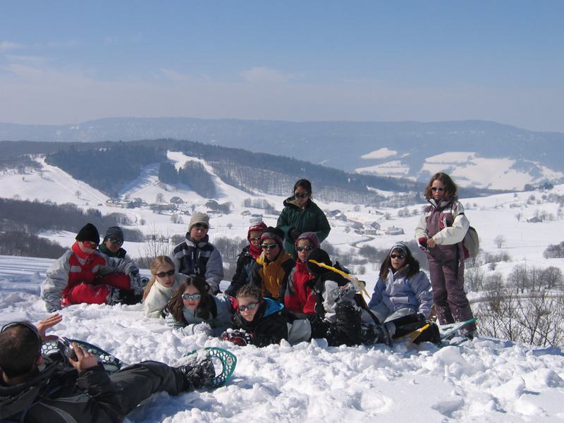 Groupe d'enfants assis dans la neige