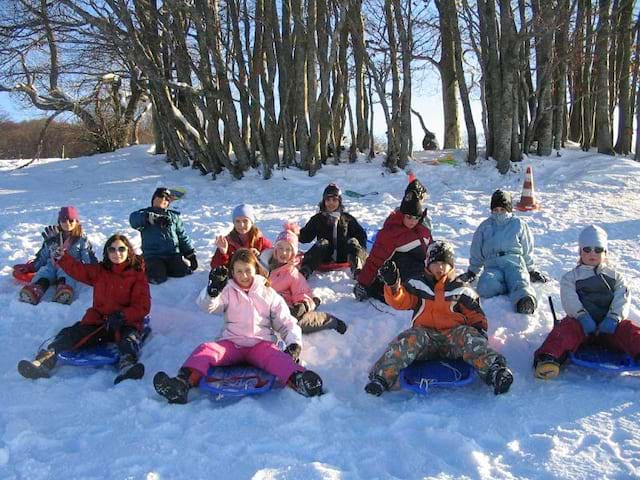 Groupe d'enfants pratiquant la luge