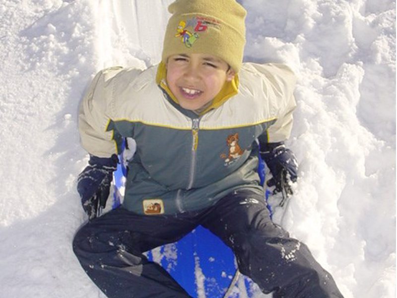 Portrait d'un enfant dans la neige en colonie de vacances