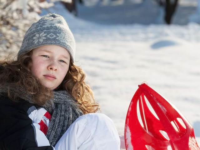 Enfant faisant de la luge