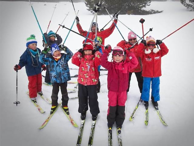 Groupe d'enfants à ski en colonie de vacances