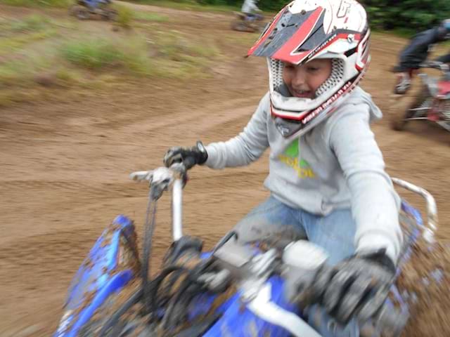 Enfant conduisant un quad en colo