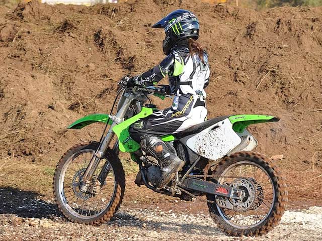 Adolescente conduisant une motocross en colonie de vacances