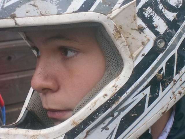 Portrait d'un enfant portant un casque de moto