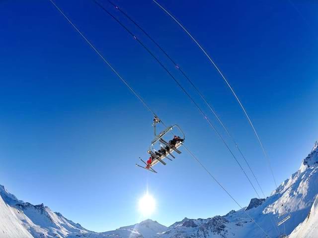 Vue sur un télésiège à Courchevel