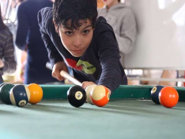 Adolescent jouant au billard