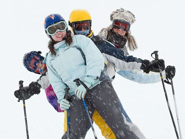 Groupe d'adolescents sous la neige sur les pistes de Courchevel