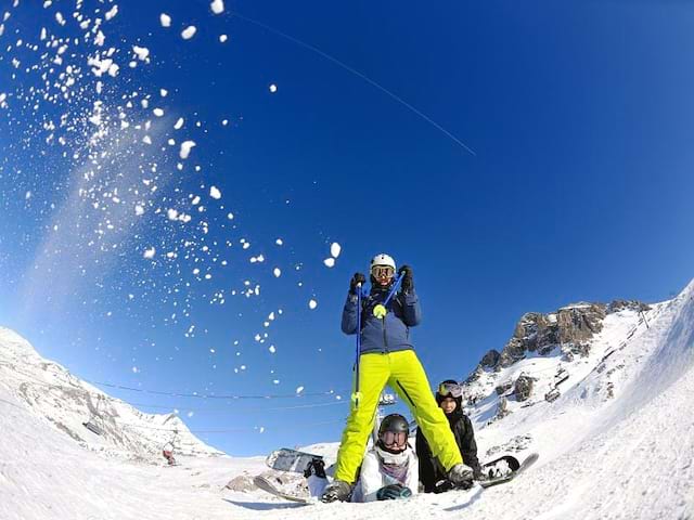 Adolescents faisant une bataille de boules de neige cet hiver en colo